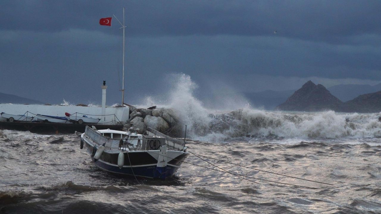 Bodrum’da fırtına etkili oldu: 8 tekne kıyıya sürüklendi