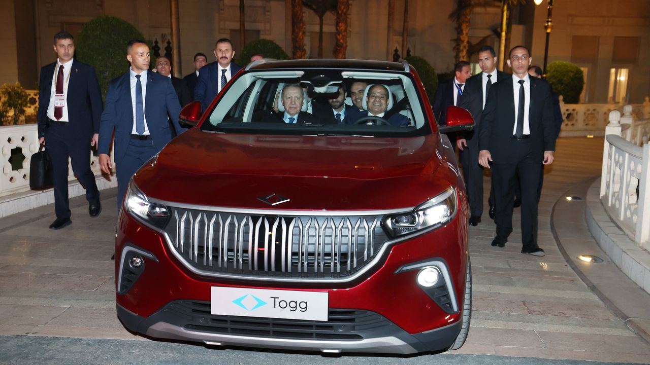 Cumhurbaşkanı Erdoğan, Mısır Cumhurbaşkanı Sisi’ye Togg hediye etti