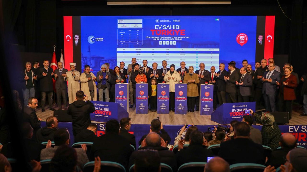 TOKİ’nin kura çekim heyecanı “salona sığmadı”