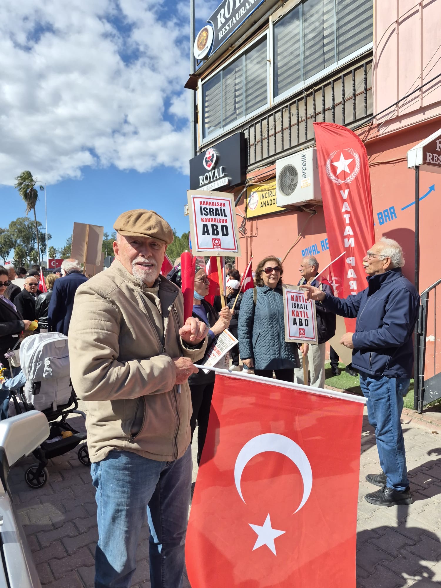 Adana İncirlik Hava Üssü Önünde Yürüyüş: Yüzlerce Kişi Toplandı