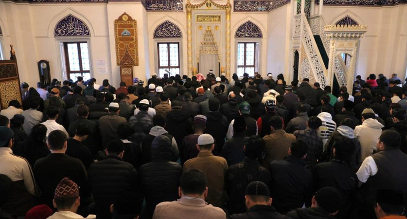 Tokyo’da Rezir Rekoru: Bayram Namazı Tam 5 Kez Kılındı!