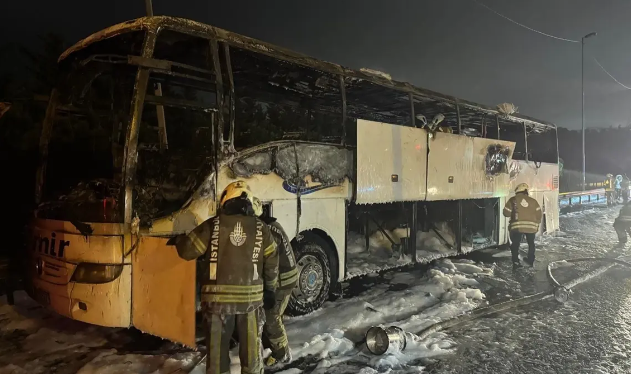 Esenler TEM’de Otobüs Yangını: Araç Küle Döndü!