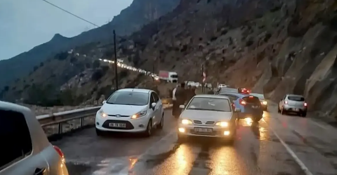 Mersin-Antalya Yolunda Heyelan Dehşeti: Bir Araç Toprak Altında Kaldı!