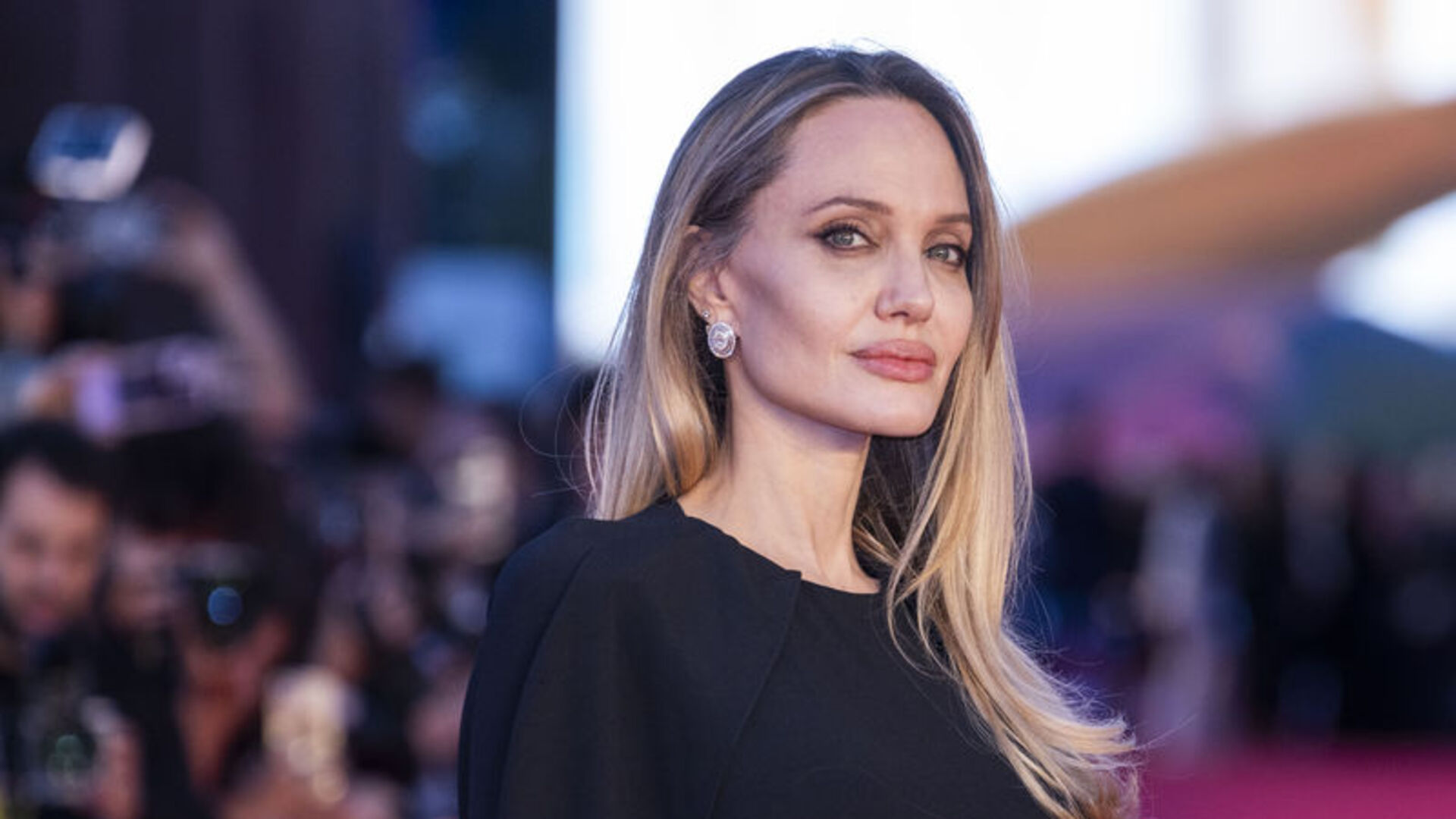 Angelina Jolie Hakkında Şok İddia: “Bu O Değil!”