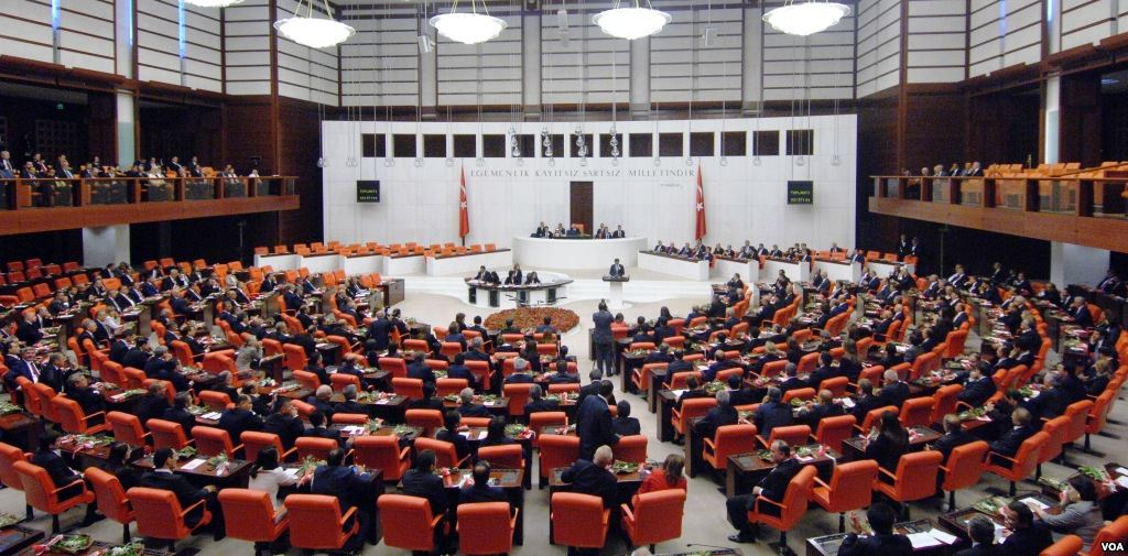 En Düşük Emekli Maaşı 23 Bin 552 Liraya Çıkarılıyor: Kanun Teklifi TBMM’de