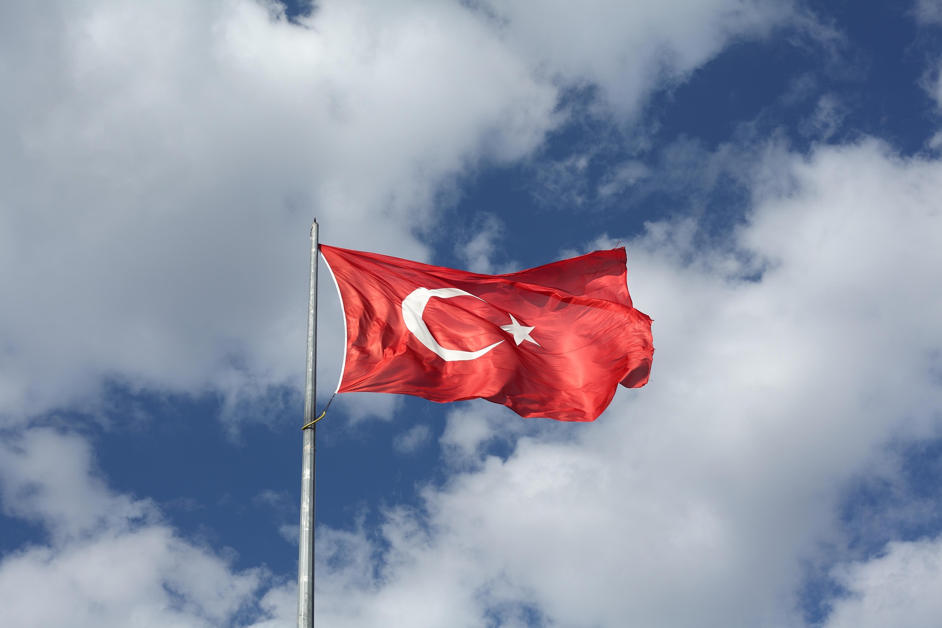 Bayrak Kanunu nedir? Türk Bayrağının Kullanımına İlişkin Bilinmesi Gereken Kurallar Nelerdir? Bayrak Kanunu’na Muhalefet Veya Bayrak Kanunu’na Aykırılık Ne Anlama Geliyor?