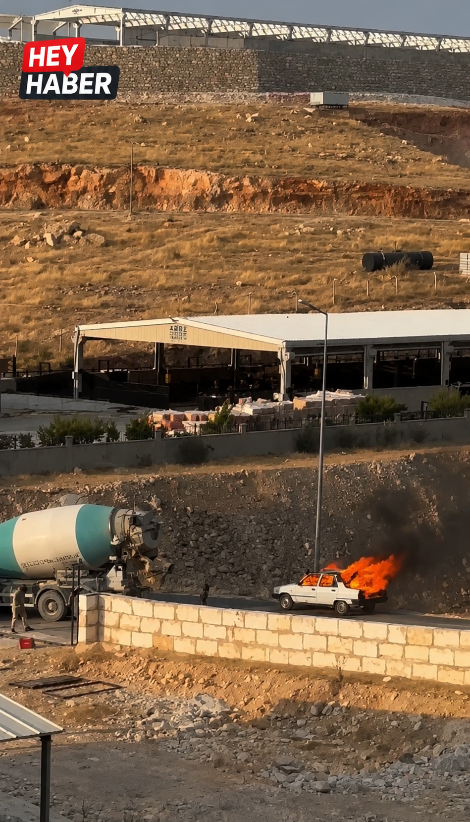ŞANLIURFA’DA ALEV ALAN OTOMOBİLİ BETON MİKSERİ SÖNDÜRDÜ!